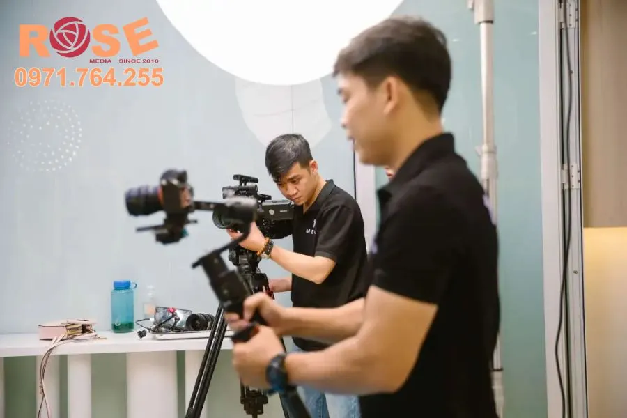 Khách hàng làm việc với công ty làm phim quảng cáo để xây dựng thương hiệu