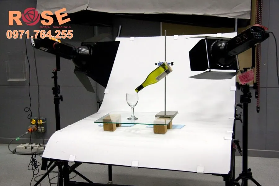 Hệ thống ánh sáng và thiết bị quay hiện đại giúp TVC sản phẩm đạt chất lượng hình ảnh chuyên nghiệp.