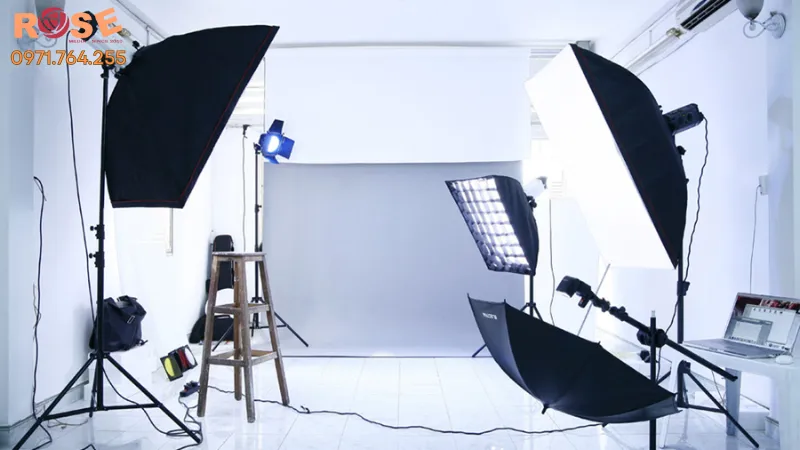 Studio riêng, phông nền và đạo cụ đa dạng theo từng nhóm sản phẩm