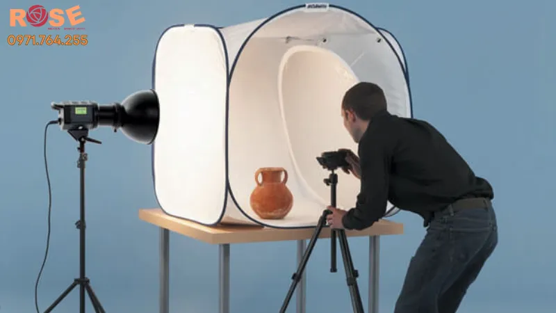 Quá trình quay TVC sản phẩm yêu cầu kiểm soát góc máy, ánh sáng và chuyển động hình ảnh chính xác.