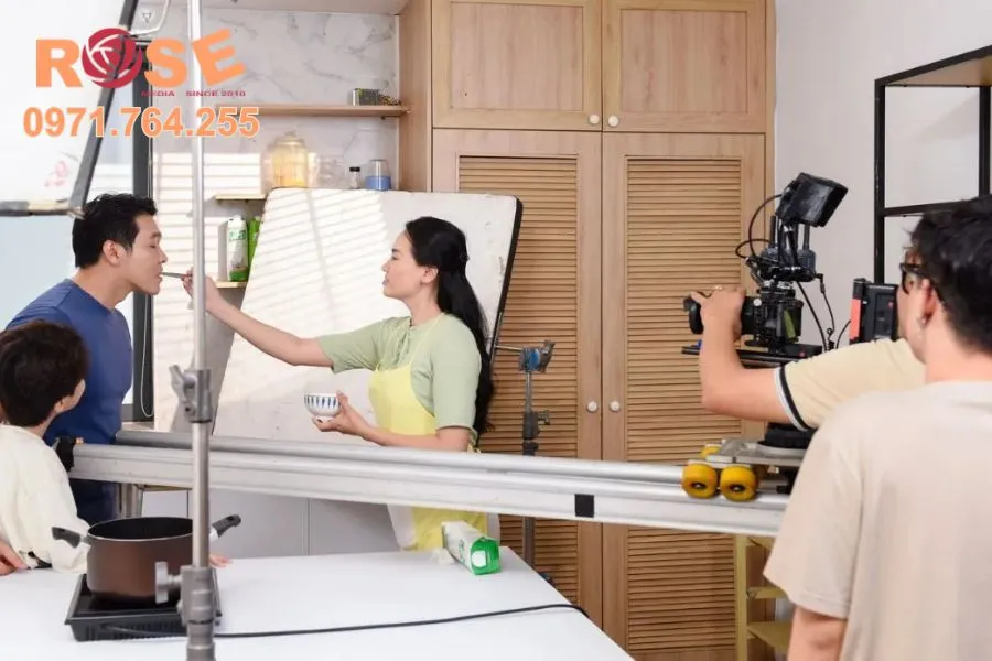 Dịch Vụ Sản Xuất TVC Quảng Cáo Tại Hà Nội- Chuyên Nghiệp Giúp Thương Hiệu Nổi Bật 17 Mô hình làm việc sáng tạo trong sản xuất TVC quảng cáo tại Rose Media