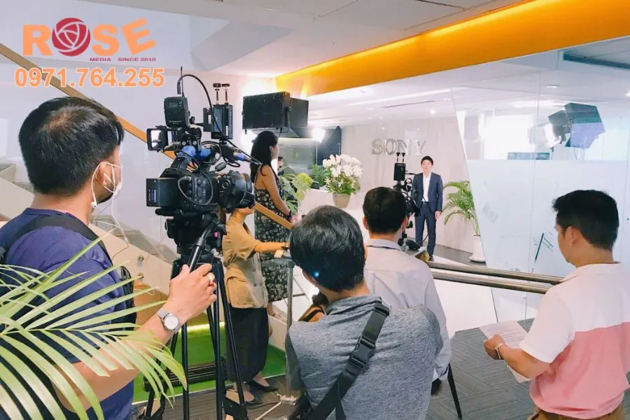 Dịch Vụ Sản Xuất TVC Quảng Cáo Tại Hà Nội- Chuyên Nghiệp Giúp Thương Hiệu Nổi Bật 18 Chuyên gia tại Rose Media Hà Nội thực hiện sản xuất TVC quảng cáo