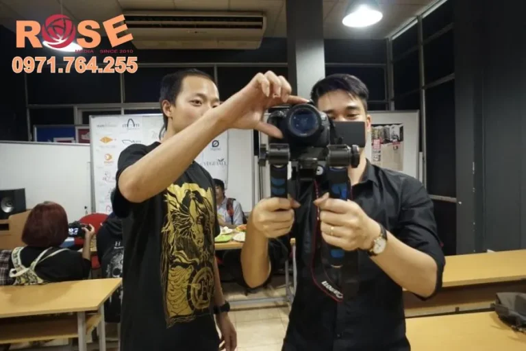 Biên kịch và đạo diễn trao đổi kịch bản phim giới thiệu doanh nghiệp