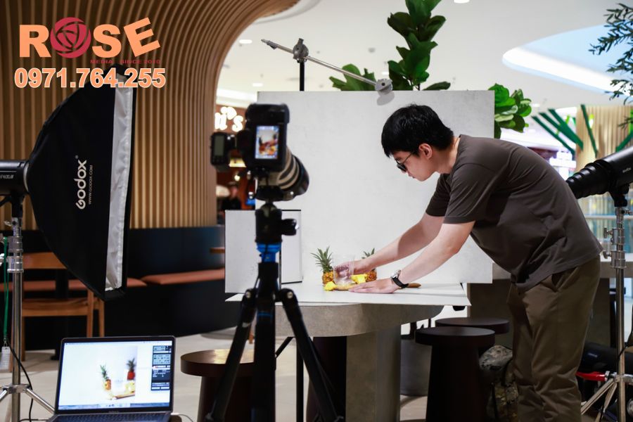 Dịch Vụ Chụp Hình Sản Phẩm Đẹp, Tiết Kiệm Chi Phí Cho Doanh Nghiệp Tại Hà Nội Năm 2025 19 Hậu trường dịch vụ chụp hình sản phẩm phong cách studio