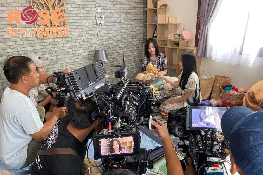 Hình ảnh ekip sáng tạo khi làm phim quảng cáo