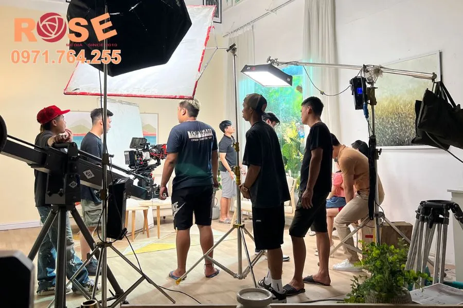 Hệ thống ánh sáng và góc quay chuyên nghiệp giúp film doanh nghiệp đạt chất lượng hình ảnh điện ảnh