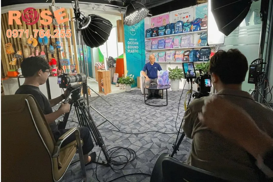 Dịch vụ quay phim chuyên nghiệp từ công ty làm phim doanh nghiệp hàng đầu Hà Nội 21 Hình ảnh hậu trường vui nhộn giữa ekip công ty làm phim doanh nghiệp và khách hàng