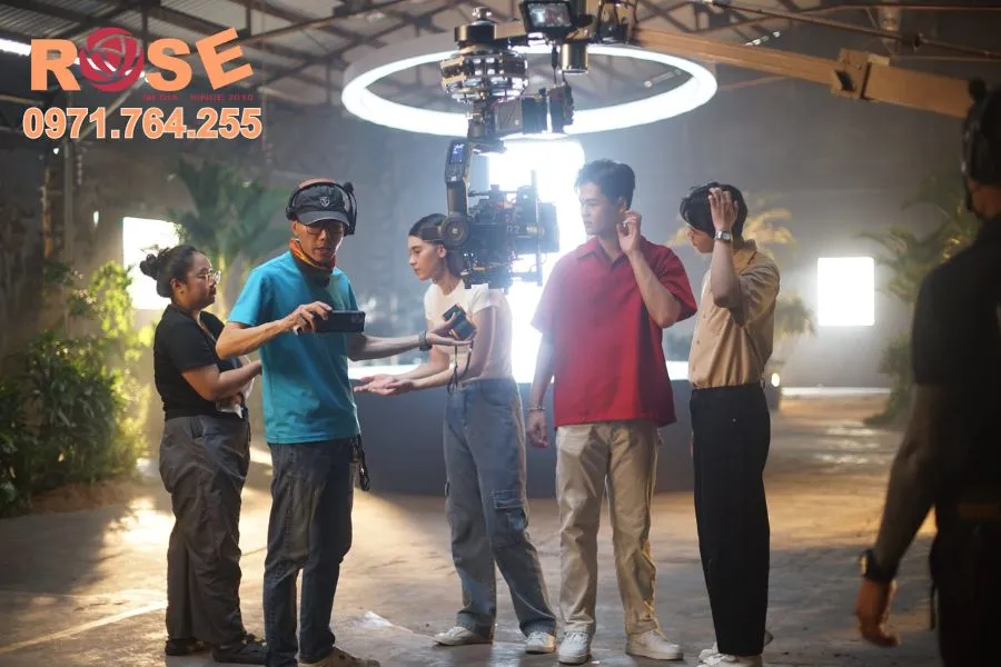 Dịch vụ quay phim chuyên nghiệp từ công ty làm phim doanh nghiệp hàng đầu Hà Nội 15 Đạo diễn và ekip đang lên kịch bản cho video quảng bá thương hiệu
