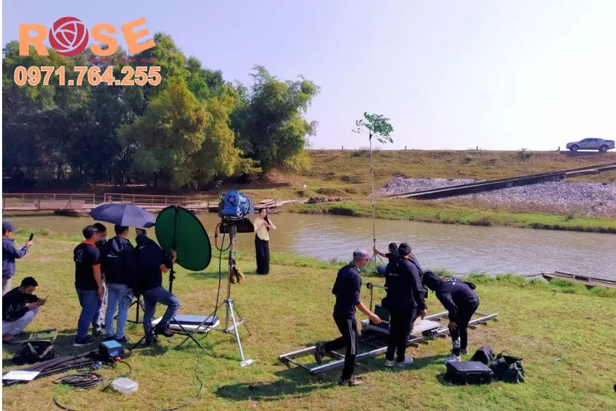 Dịch vụ quay phim chuyên nghiệp từ công ty làm phim doanh nghiệp hàng đầu Hà Nội 16 Nhân viên hậu kỳ chỉnh màu cho TVC của công ty làm phim doanh nghiệp