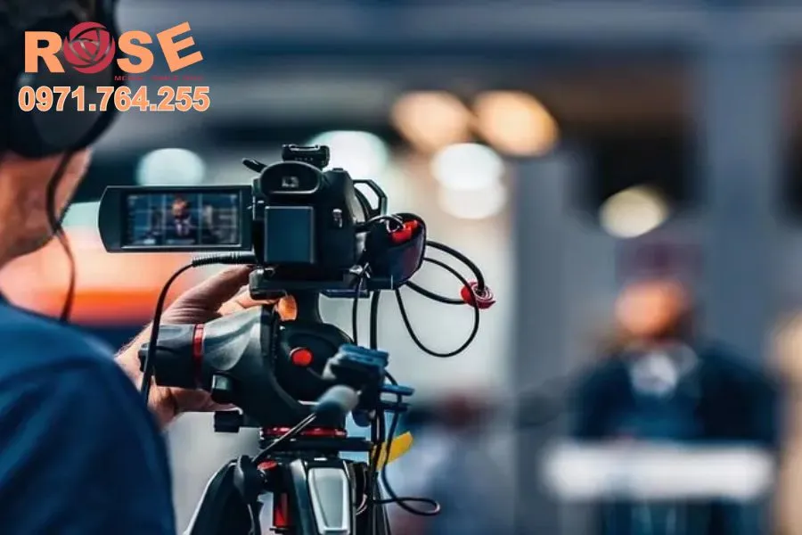 Dịch vụ quay phim chuyên nghiệp từ công ty làm phim doanh nghiệp hàng đầu Hà Nội 18 Thiết bị quay phim 4K hiện đại trong phòng thu của công ty làm phim doanh nghiệp